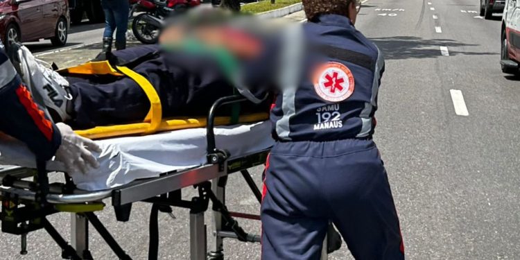 Fisioterapeuta fica ferid0 em c0lisão entre moto e carro na Efigênio Salles