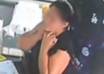 Vídeo: Crimin0s0 finge ser cliente e coloca f4ca no pescoço de comerciante durante assalto no AM