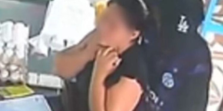 Vídeo: Crimin0s0 finge ser cliente e coloca f4ca no pescoço de comerciante durante assalto no AM