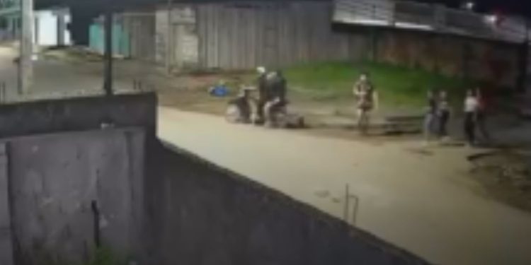 Dupla é rendida e tem celulares roub4dos durante ass4lto na noite em Tefé