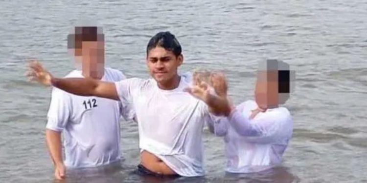 Um dia após ser batizado no rio, jovem m0rr3 af0g4d0 no mesmo local