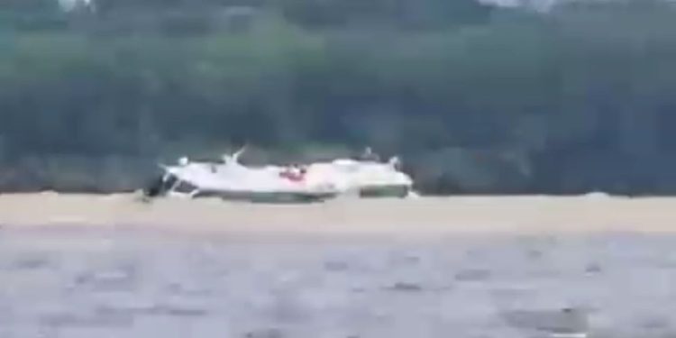 Novas imagens mostram quando lancha começou a afundar no Encontro das Águas; veja