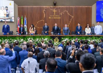 Em sua fala de boas-vindas, o presidente Roberto Cidade destacou a importância da manutenção da harmonia entre os poderes. Foto: Rodrigo Brelaz