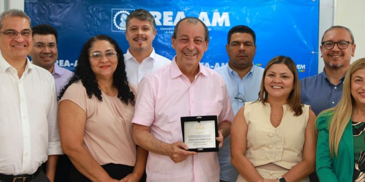 Durante o encontro, Omar Aziz foi homenageado no contexto das comemorações pelos 50 anos do Crea Amazonas. Foto: Tadeu Rocha
