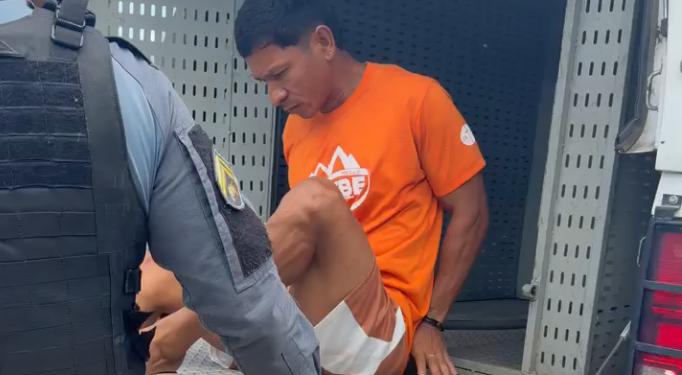 Ao perceber a aproximação da viatura, Jandenil tentou fugir correndo e adentrou uma residência. Foto: Reprodução