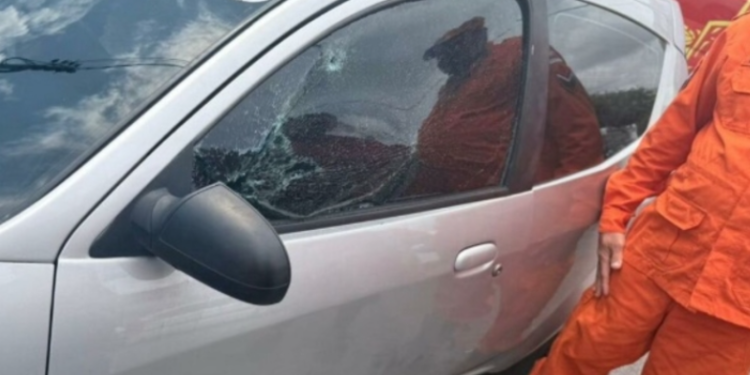 A avó da criança havia descido do carro quando a porta travou, deixando o menino sozinho no interior. Foto: Reprodução