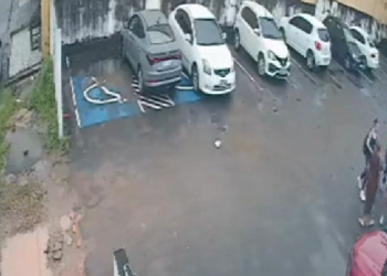 Uma delas consegue entrar em um carro, na esperança de se proteger ou mesmo fugir, mas é alcançada pelos assaltantes. Foto: Reprodução