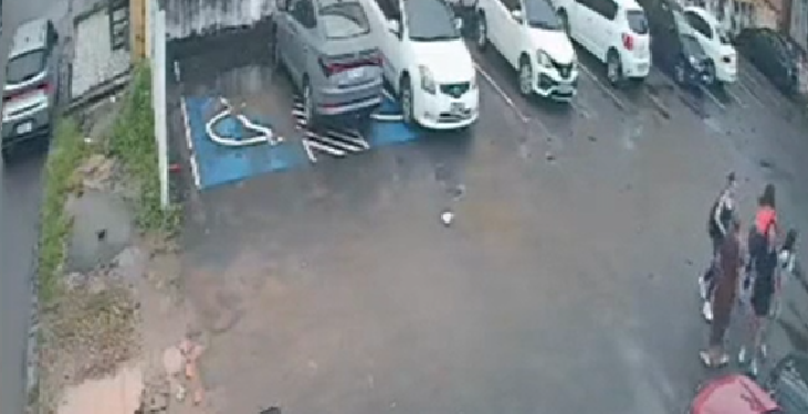 Uma delas consegue entrar em um carro, na esperança de se proteger ou mesmo fugir, mas é alcançada pelos assaltantes. Foto: Reprodução