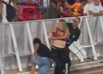 A queda, inesperada e até certo ponto teatral, arrancou gargalhadas imediatas de pessoas que estavam próximas. Foto: Reprodução