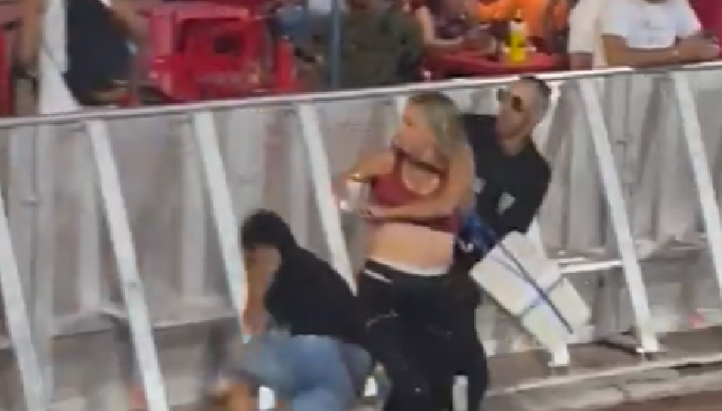 A queda, inesperada e até certo ponto teatral, arrancou gargalhadas imediatas de pessoas que estavam próximas. Foto: Reprodução