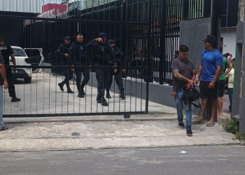O agente foi atingido, assim como um veículo que estava estacionado no local. Foto: Reprodução