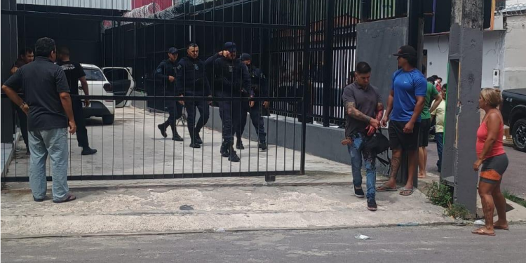 O agente foi atingido, assim como um veículo que estava estacionado no local. Foto: Reprodução