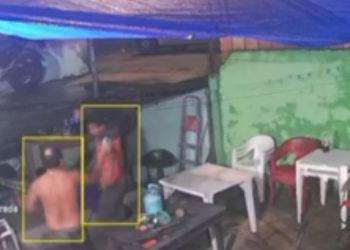 Veja: Bandido invade casa e é colocado para correr após morador pegar terçado no Cidade de Deus