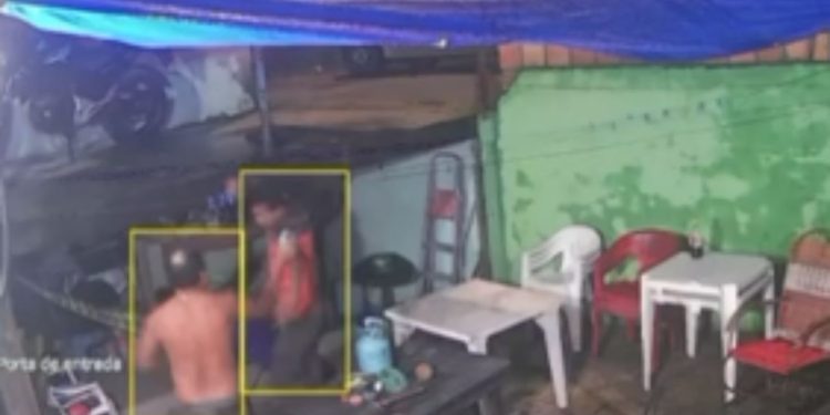 Veja: Bandido invade casa e é colocado para correr após morador pegar terçado no Cidade de Deus