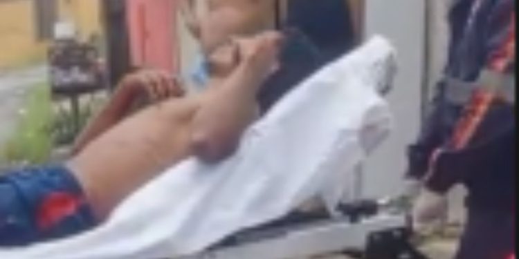 Vídeo: Homem é esf4queado 'nas partes de trás' após ser acusado de r0ub0 no Manoa