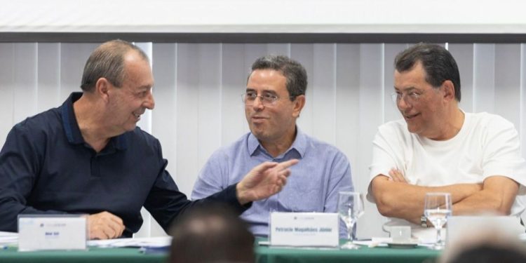 Omar Aziz reforça apoio ao cooperativismo do Amazonas em reunião com dezenas de lideranças do setor