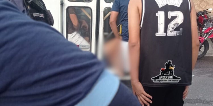 Veja: Mulher é arremessada para dentro de ônibus após c0lisão na zona leste de Manaus
