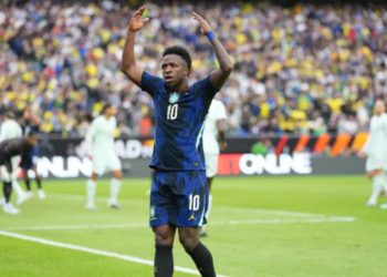 Brasil joga com um a mais, perde para França e decepciona na estreia