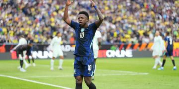 Brasil joga com um a mais, perde para França e decepciona na estreia