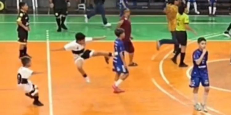 VÍDEO: Briga generalizada entre jovens atletas interrompe jogo do Amazonense Sub-12 em Manaus