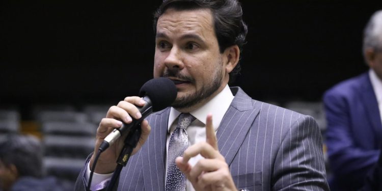 A liderança do parlamentar no levantamento mostra o desejo do povo amazonense pela mudança. Foto: Divulgação