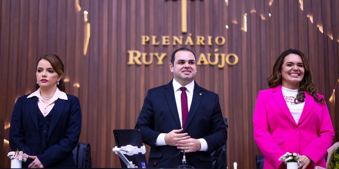 Durante pronunciamento na tribuna do plenário Ruy Araújo, Roberto Cidade endossou a criação da Procuradoria Especial da Mulher, em 2023. Foto: Assessoria de Comunicação