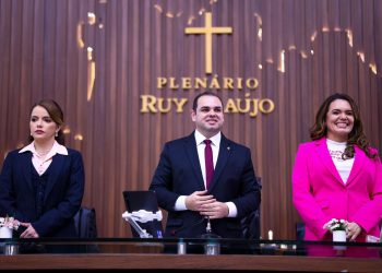 Durante pronunciamento na tribuna do plenário Ruy Araújo, Roberto Cidade endossou a criação da Procuradoria Especial da Mulher, em 2023. Foto: Assessoria de Comunicação