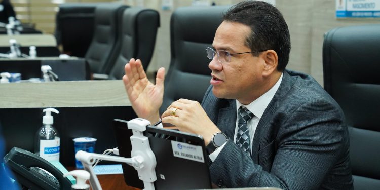 Profissionais da Semsa com jornada de 40 horas semanais passarão a receber R$ 3.242,00. Foto: Cleuton Silva e Eder França/Dicom