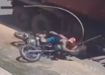 O motorista do veículo pesado tentou ultrapassar a moto e, após a colisão. Foto: Reprodução