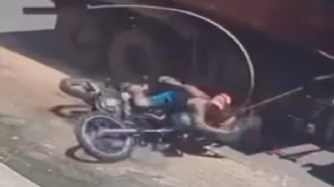 O motorista do veículo pesado tentou ultrapassar a moto e, após a colisão. Foto: Reprodução