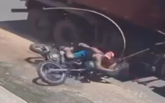 O motorista do veículo pesado tentou ultrapassar a moto e, após a colisão. Foto: Reprodução