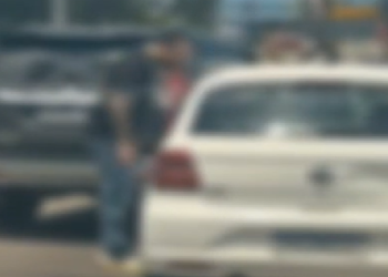 A confusão teve início quando o condutor realizou uma ultrapassagem que teria provocado um leve contato entre os veículos. Foto: Reprodução