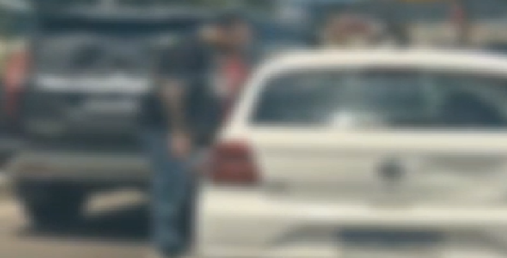 A confusão teve início quando o condutor realizou uma ultrapassagem que teria provocado um leve contato entre os veículos. Foto: Reprodução