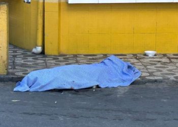 O choque foi tão intenso que provocou queimaduras visíveis no abdômen da vítima e antecedeu a queda imediata. Foto: Reprodução