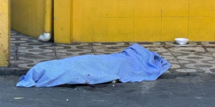 O choque foi tão intenso que provocou queimaduras visíveis no abdômen da vítima e antecedeu a queda imediata. Foto: Reprodução