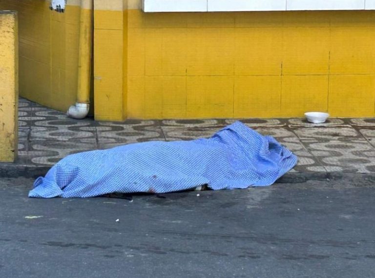 O choque foi tão intenso que provocou queimaduras visíveis no abdômen da vítima e antecedeu a queda imediata. Foto: Reprodução