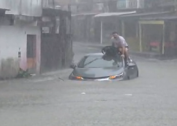 O veículo morreu no meio do percurso, deixando-o sem saída. Foto: Reprodução