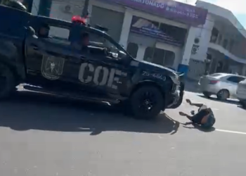 O suspeito, homem ainda não identificado, foi preso após uma corrida a pé, tentando fugir. Foto: Reprodução