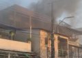 Fogo destrói parte superior de residência na zona oeste de Manaus