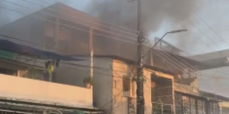 Fogo destrói parte superior de residência na zona oeste de Manaus