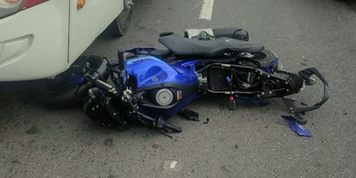 Motociclista é fechada por caminhão, perde controle e bate em ônibus na Avenida das Torres