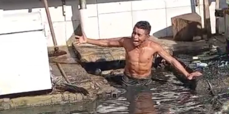 Indignado, morador entra em bueiro e limpa esgoto com as próprias mãos em Manacapuru