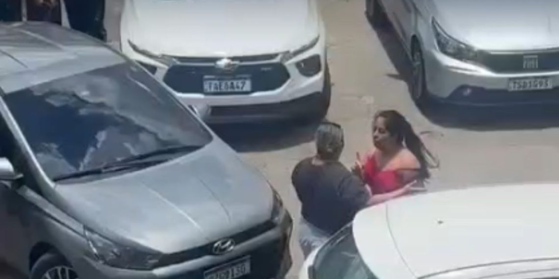 Veja: Após discussão no colégio militar, mulher arremessa objeto contra carro de outra em Manaus