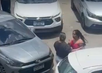 Veja: Após discussão no colégio militar, mulher arremessa objeto contra carro de outra em Manaus