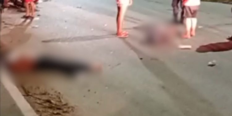 Carreta atinge moto, pai morre e filho de 4 anos é levado ao hospital na AM-010