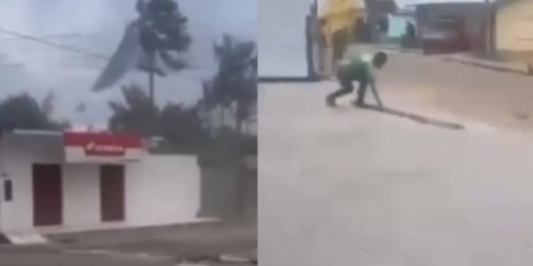 Veja: Ventania arranca telhados de casas e assusta moradores em Uarini