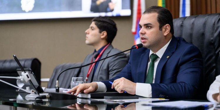 Nova lei de Roberto Cidade impede que consumidores negativados sejam barrados em planos de saúde