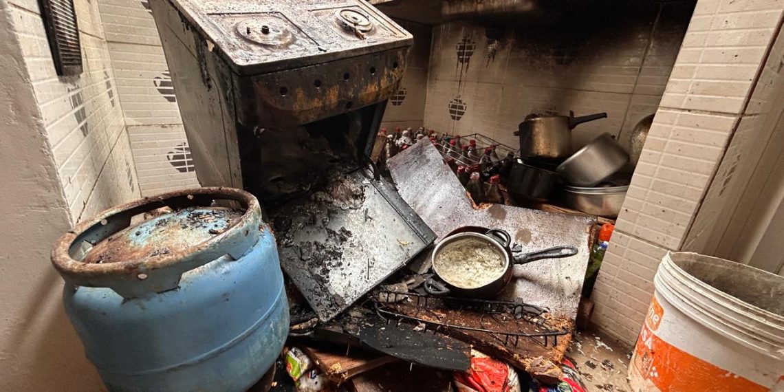 Seis pessoas estavam dentro da casa no momento do acidente. Foto: Paulo Bahia/CBMAM