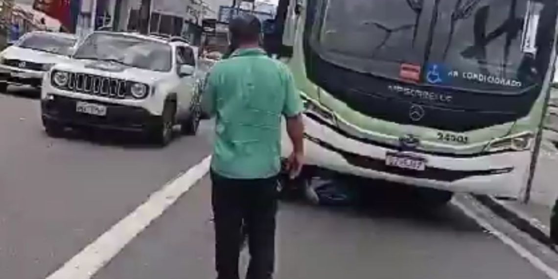 Motocicleta fica presa embaixo de ônibus após acidente na Constantino Nery