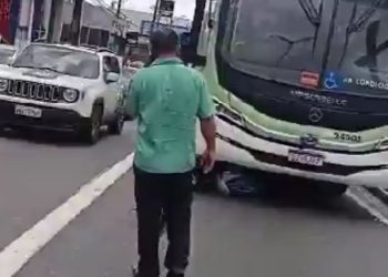 Motocicleta fica presa embaixo de ônibus após acidente na Constantino Nery